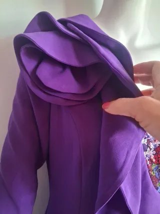 Vestido de fiesta morado con volantes