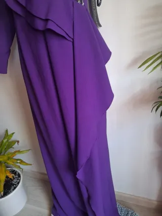 Vestido de fiesta morado con volantes