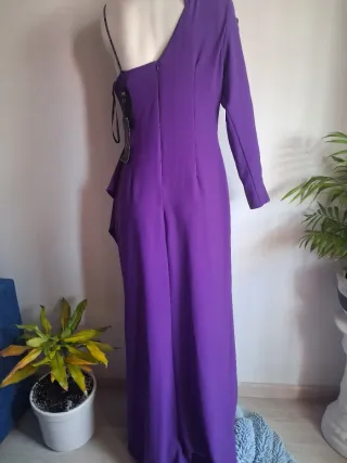 Vestido de fiesta morado con volantes