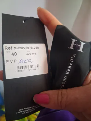 Vestido de fiesta morado con volantes