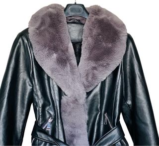 Chaqueta polipiel negra con pelo gris