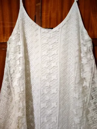 Vestido blanco de encaje con flecos