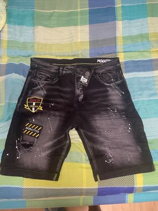 Bermudas Morattos Negras con Detalles Dorados