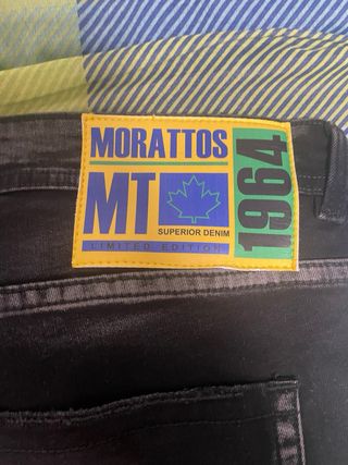 Bermudas Morattos Negras con Detalles Dorados