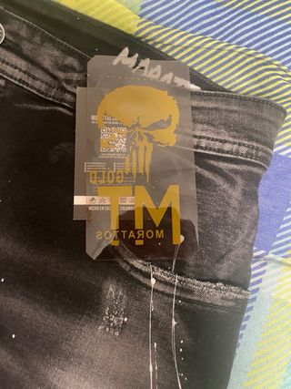 Bermudas Morattos Negras con Detalles Dorados