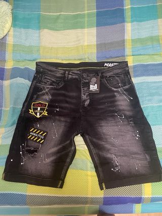 Bermudas Morattos Negras con Detalles Dorados