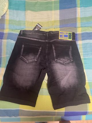 Bermudas Morattos Negras con Detalles Dorados