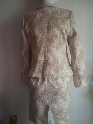 Vestido de fiesta beige y blanco