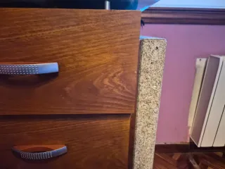 Cómoda de madera con superficie d cristal y espejo