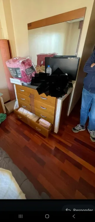 Cómoda de madera con superficie d cristal y espejo