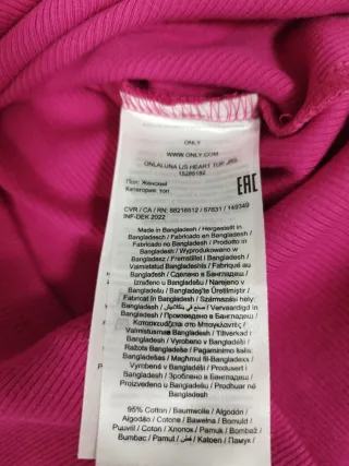 Camiseta Only fucsia con corazón