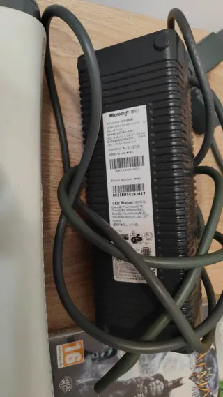 Xbox 360 60HD (non carica giochi) con 3 giochi