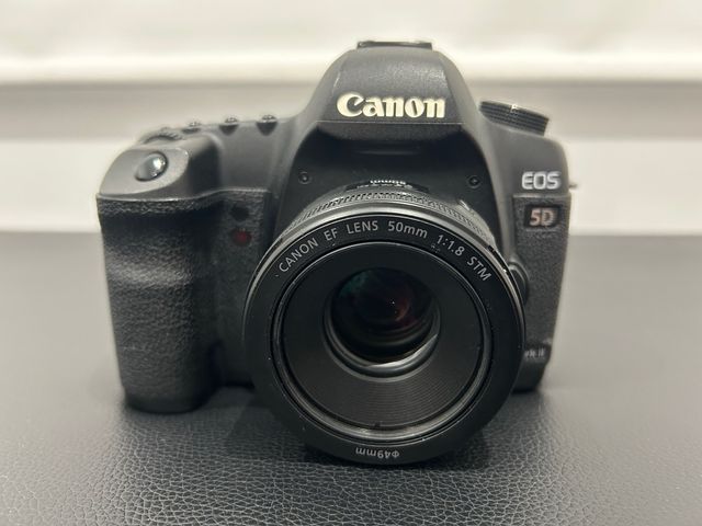 Canon 5D Mark ii + lente 50mm f/1.8 STM