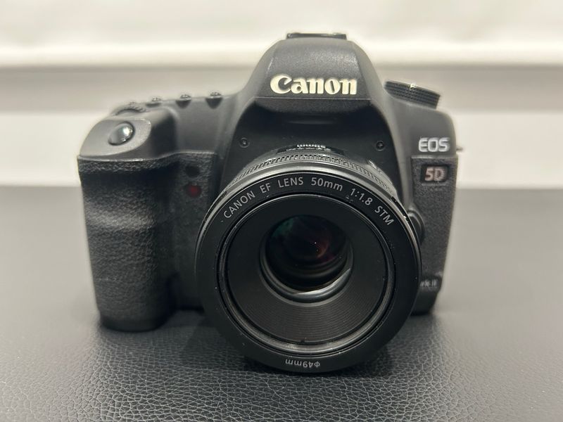 Canon 5D Mark ii + lente 50mm f/1.8 STM