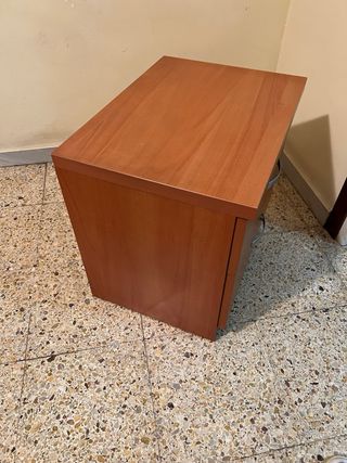 Mesita de noche de madera