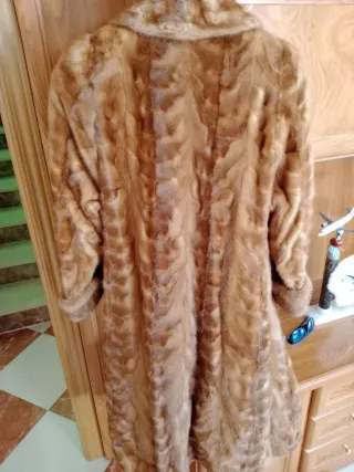 Abrigo de piel marrón