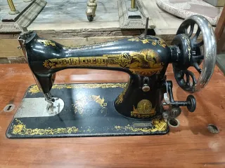 Máquina de coser Singer antigua con mueble