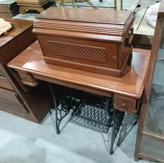 Máquina de coser Singer antigua con mueble