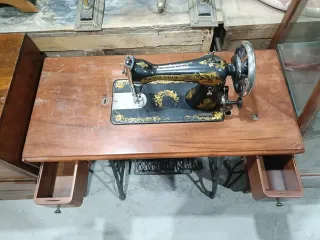 Máquina de coser Singer antigua con mueble