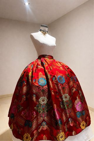 Falda de fallera roja con bordados