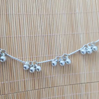 Gargantilla plateada.