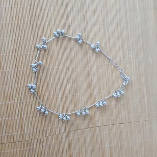 Gargantilla plateada.