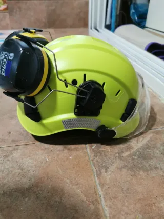 Casco de trabajo verde con visera