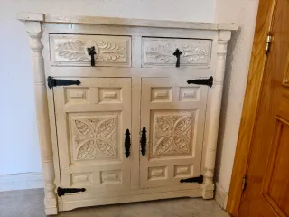 Taquillón de madera tallada