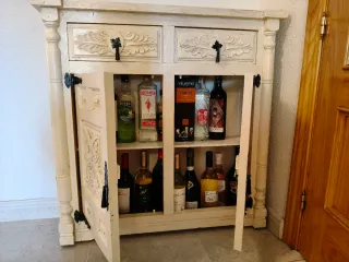 Taquillón de madera tallada