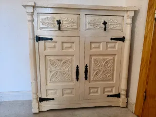 Taquillón de madera tallada