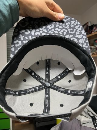 Gorra Confusion gris y negra