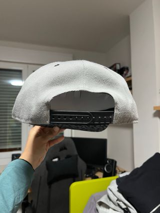 Gorra Confusion gris y negra