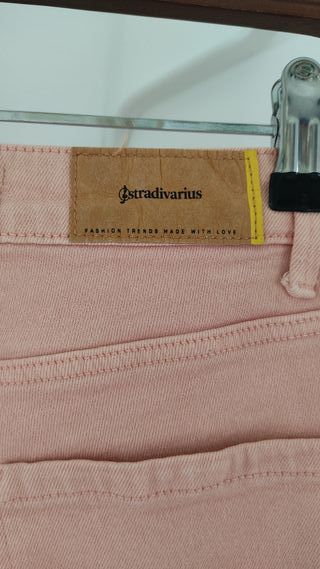Pantalón vaquero rosa Stradivarius