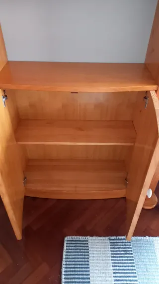 Estantería de madera con puertas