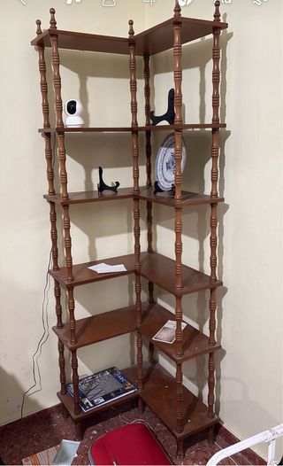 Estantería esquinera de madera