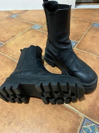 Botas de piel negras con suela de Goma