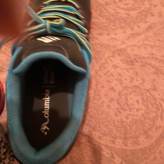 Zapatillas Columbia Negras y Rojas