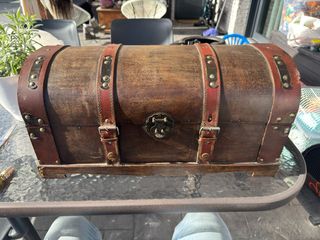 Baúl antiguo de madera y cuero