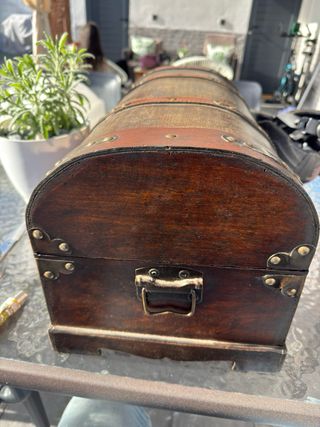 Baúl antiguo de madera y cuero