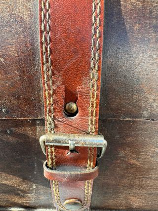 Baúl antiguo de madera y cuero