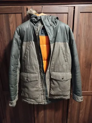 Parka hombre verde militar es marca Lefties