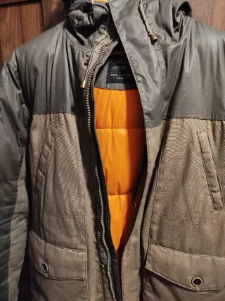 Parka hombre verde militar es marca Lefties