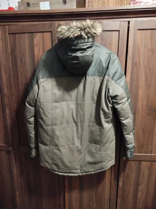 Parka hombre verde militar es marca Lefties
