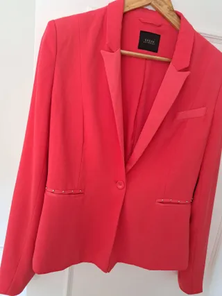 Chaqueta Guess Roja con Tachuelas.
