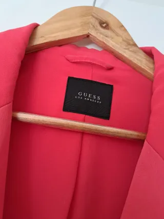 Chaqueta Guess Roja con Tachuelas.
