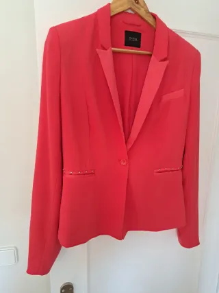 Chaqueta Guess Roja con Tachuelas.