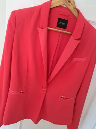 Chaqueta Guess Roja con Tachuelas.