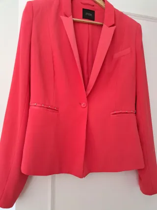 Chaqueta Guess Roja con Tachuelas.