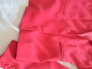 Chaqueta Guess Roja con Tachuelas.