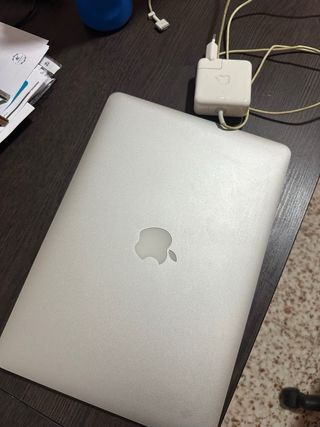 MacBook Air Intel Core i5 8GB RAM.